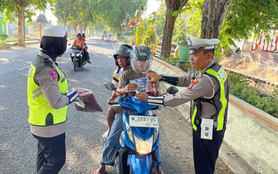 Satlantas Polres Sumenep Tampak Memberikan hadiah Kepada Pengendara