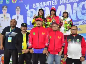 Perenang putri asal Sumenep, Ajeng Ayu Syarifah (tengah atas) meraih medali emas di nomor 200 meter kategori gaya ganti perorangan di Porprov Jatim 2025 di Kabupaten Malang, Rabu (25/6).