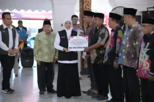 Gubernur Jawa Timur Khofifah Indar Parawansa menyerahkan dana bantuan di Pendopo Agung Sumenep, Sabtu (23/8). (Ist).