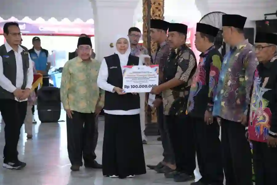 Gubernur Jawa Timur Khofifah Indar Parawansa menyerahkan dana bantuan di Pendopo Agung Sumenep, Sabtu (23/8). (Ist).