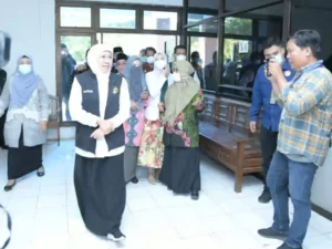 Gubernur Jawa Timur Khofifah Indar Parawansa (rompi hitam) melakukan kunjungan kerja ke Sumenep untuk mengecek penanganan kasus campak, Sabtu (23_8). (Ist)