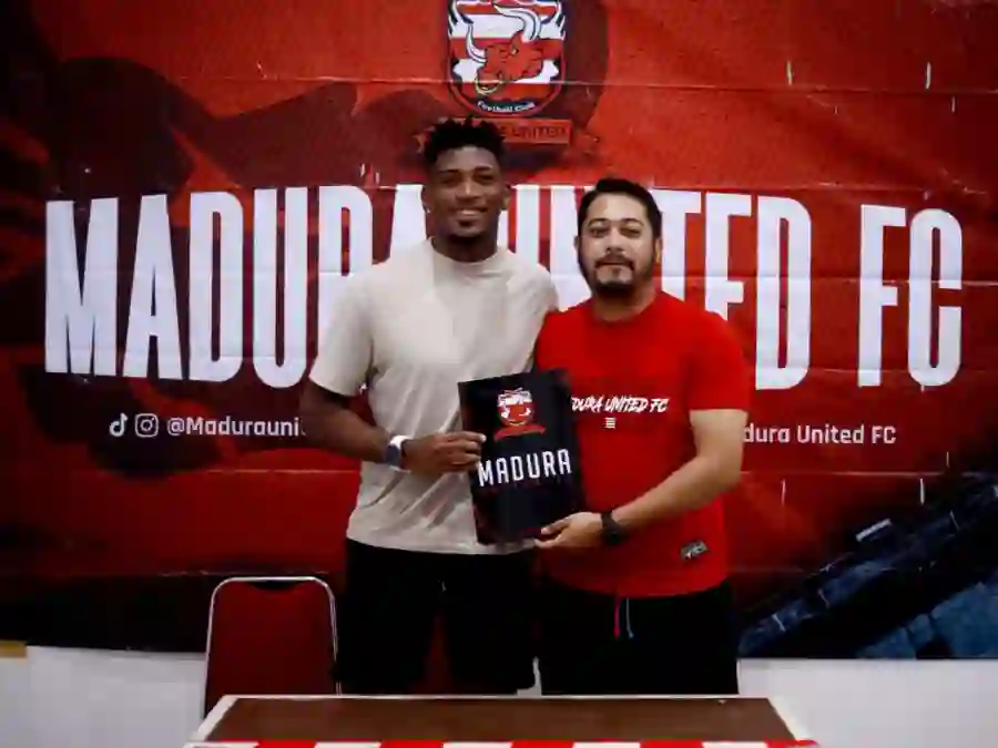 Manajer Madura United Umar Wachdin (kanan) bersama Mendonca usai penandatanganan kontrak. (Ist)