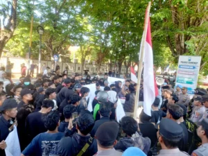 Massa dari Aliansi Masyarakat Sumenep berdemonstrasi di mapolres setempat, Sabtu (30_08) siang, untuk protes meninggalnya pengemudi ojol, Affan Kurniawan, di Jakarta. (Foto KM-05)
