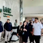 Menteri Kesehatan (Menkes) Budi Gunadi Sadikin (dua dari kanan) mengunjungi RS BHC Sumenep, Kamis (28_08). (Foto KM-01)