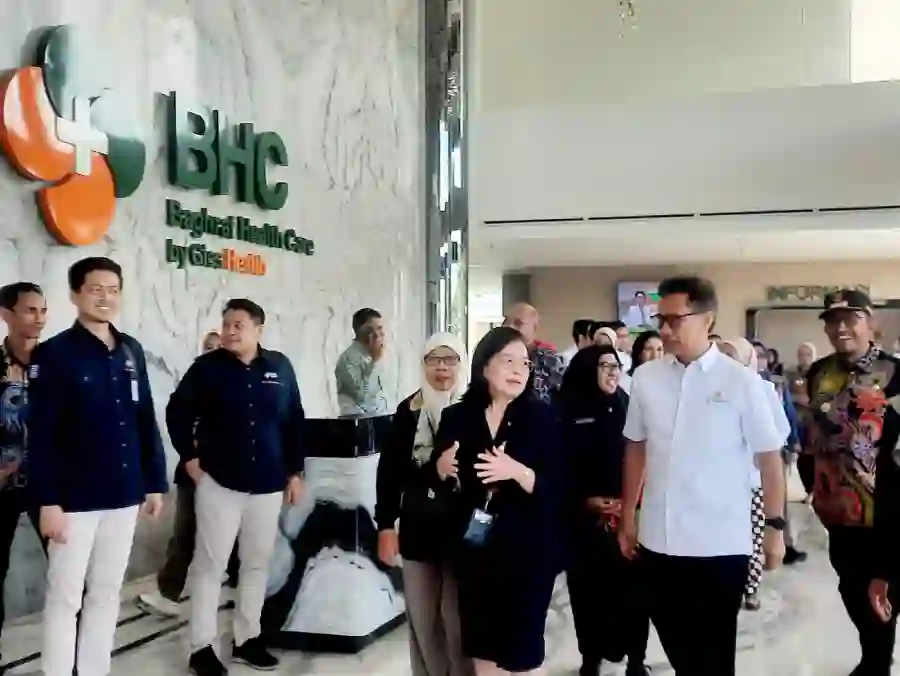 Menteri Kesehatan (Menkes) Budi Gunadi Sadikin (dua dari kanan) mengunjungi RS BHC Sumenep, Kamis (28_08). (Foto KM-01)