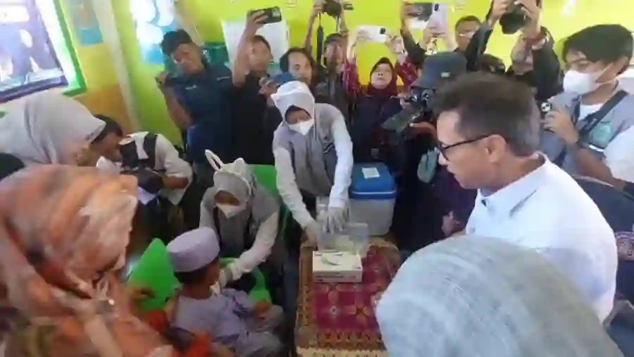 Menteri Kesehatan (Menkes) Budi Gunadi Sadikin (dua dari kanan) meninjau pelaksanaan imunisasi massal campak di Sumenep, Kamis (28_8). (Foto KM-05)
