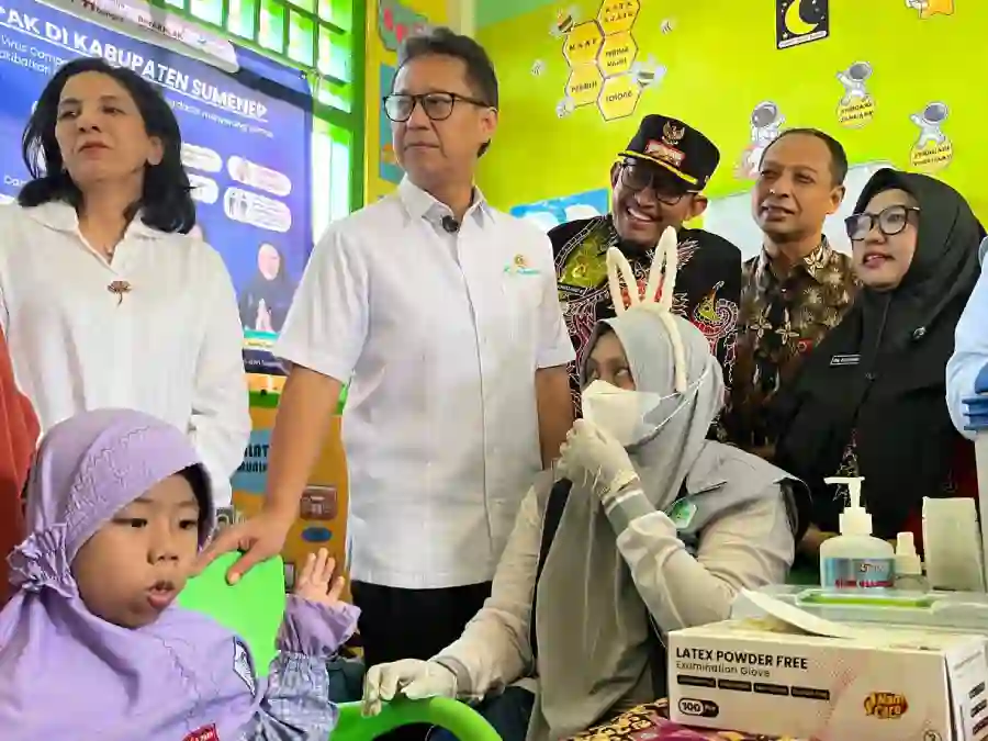 Menteri Kesehatan (Menkes) Budi Gunadi Sadikin (kemeja putih berkacamata) meninjau pelaksanaan imunisasi massal campak di Sumenep, Kamis (28/8). (Ist)