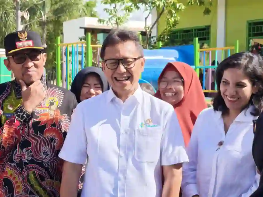 Menteri Kesehatan (Menkes) Budi Gunadi Sadikin (tengah) berkunjung ke Sumenep untuk meninjau pelaksanaan program imunisasi massal campak, Kamis (28_08). (Ist)