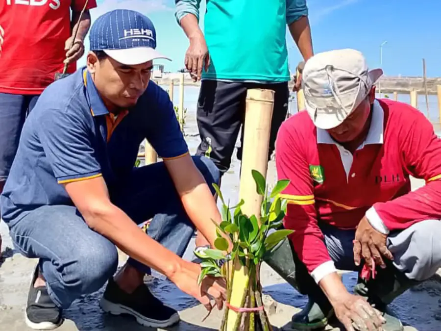 Pelaksana Tugas Camat Bluto Kamiluddin (kiri) mewakili Bupati Sumenep Achmad Fauzi Wongsojudo menanam bibit mangrove di kawasan Pelabuhan Cangkareman, Sabtu (30/08). (Ist).