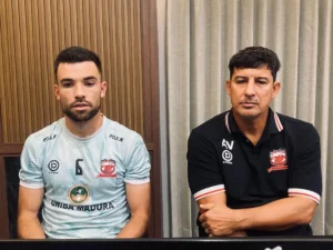 Pelatih Madura United Alfredo Vera (kanan) dalam jumpa pers di Bali, Jumat (29/08). (Ist)