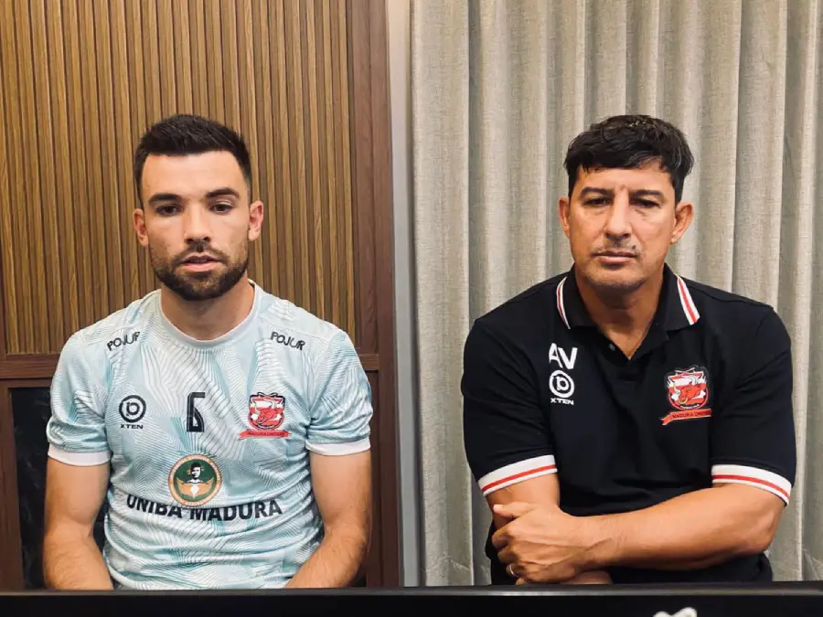 Pelatih Madura United Alfredo Vera (kanan) dalam jumpa pers di Bali, Jumat (29/08). (Ist)