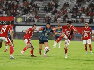 Pemain Madura United, Lulinha (tengah) "dikepung" pemain Bali United dalam laga di Stadion I Wayan Dipta Bali, Sabtu (30/08) malam. (Ist)