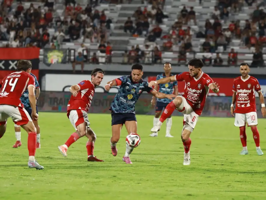 Pemain Madura United, Lulinha (tengah) "dikepung" pemain Bali United dalam laga di Stadion I Wayan Dipta Bali, Sabtu (30/08) malam. (Ist)