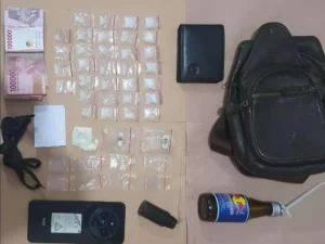 Sejumlah barang bukti yang disita polisi dari tersangka perkara narkotika jenis sabu, ARA, warga Desa Pagerungan Kecil, Kecamatan Sapeken. (Ist)