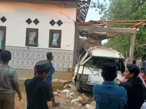 Sejumlah warga mendatangi lokasi ledakan mobil di garasi rumah di Desa Ambunten Tengah, Kecamatan Ambunten, Sumenep, Ahad (24/8). (Ist)