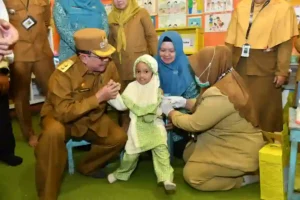 Seorang siswa di salah satu lembaga pendidilan anak usia dini di Kecamatan Kota diimunisasi campak, Senin (25/8). (Ist)