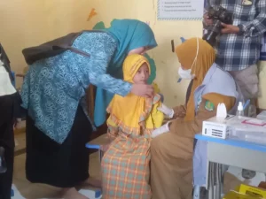 Seorang siswa di salah satu lembaga pendidilan anak usia dini di Kecamatan Kota diimunisasi campak, Senin (25/8). (Ist)