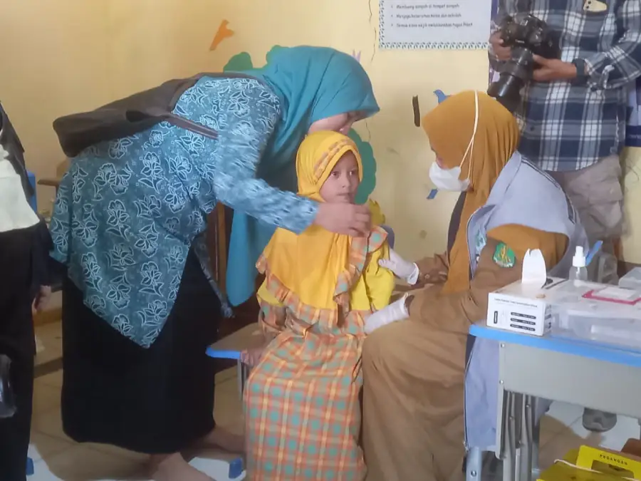 Seorang siswa di salah satu lembaga pendidilan anak usia dini di Kecamatan Kota diimunisasi campak, Senin (25/8). (Ist)