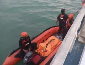 Tim SAR gabungan mengevakuasi kantong mayat korban dan selanjutnya akan dibawa ke RSUD dr H Moh Anwar Sumenep, Kecamatan Kota, Selasa (26/8) sore. (Ist)