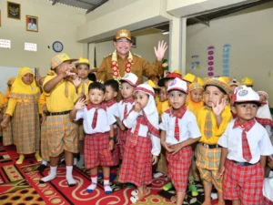 Wakil Bupati Sumenep Imam Hasyim bersama siswa yang akan diimunisasi di salah satu lembaga pendidikan anak usia dini di Kecamatan Kota, Senin (25/8). (Ist)