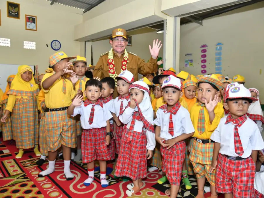 Wakil Bupati Sumenep Imam Hasyim bersama siswa yang akan diimunisasi di salah satu lembaga pendidikan anak usia dini di Kecamatan Kota, Senin (25/8). (Ist)