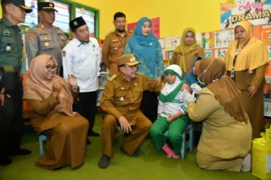 Wakil Bupati Sumenep Imam Hasyim (duduk tengah) menyemangati anak yang diimunisasi campak di salah satu lembaga pendidikan anak usia dini di Kecamatan Kota, Senin (25/8). (Ist)