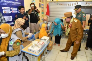 Wakil Bupati Sumenep Imam Hasyim (kanan) meninjau pelaksanaan imunisasi massal campak di salah satu lembaga pendidikan anak usia dini di Kecamatan Kota, Senin (25/8). (Ist)