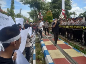 Aktivis Gerakan Mahasiswa Kangean (GMK) berdemonstrasi di depan Kantor Bupati Sumenep, Kamis (11/9). (Foto KM-05)