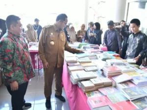 Bupati Sumenep Achmad Fauzi Wongsojudo (dua dari kiri) mengecek bazar buku murah dalam "Festival Literasi 2025" di Uniba, Senin (22/09). (Ist)