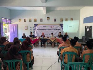 Puluhan pelajar mengikuti seminar literasi keuangan yang dilaksanakan JMSI Sumenep bekerjasama dengan BPRS Bhakti Sumekar Perseroda di Yayasan Ponpes Al-Ittihad, Desa Lembung Timur, Kecamatan Lenteng, Sabtu (13/9)