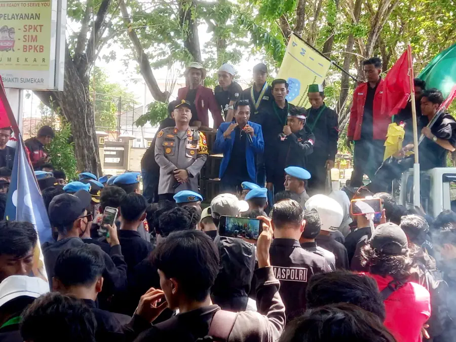 Kapolres Sumenep AKBP Rivanda menemui dan menyepakati materi tuntutan massa dari Cipayung Plus, Senin (01/09). (Foto KM-05).