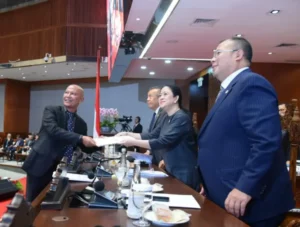 Ketua Banggar DPR RI MH Said Abdullah (kiri) meyerahkan laporan kepada Ketua DPR RI Puan Maharani dalam rapat paripurna pengesahan RAPBN 2026, Selasa (23/09).