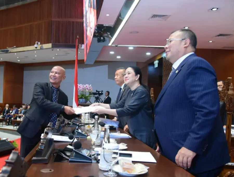 Ketua Banggar DPR RI MH Said Abdullah (kiri) meyerahkan laporan kepada Ketua DPR RI Puan Maharani dalam rapat paripurna pengesahan RAPBN 2026, Selasa (23/09).