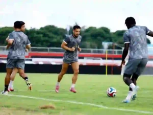 Pemain Madura United menjalani "official training" jelang laga lawan Malut United, Kamis (18/9). (Ist)