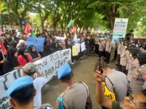Massa yang tergabung dalam Cipayung Plus berdemonstrasi di depan Mapolres Sumenep, Senin (01/09).