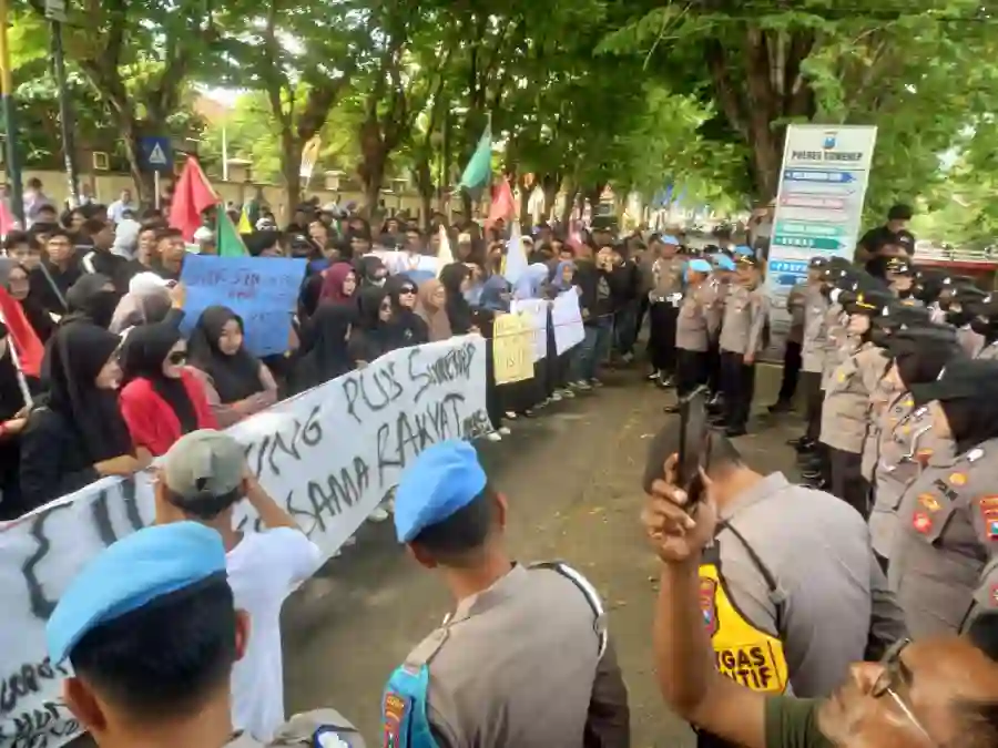 Massa yang tergabung dalam Cipayung Plus berdemonstrasi di depan Mapolres Sumenep, Senin (01/09).