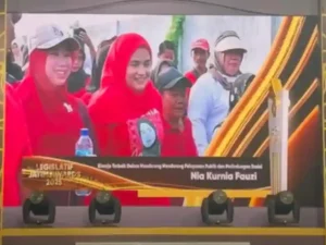 Nia Kurnia Fauzi (dua dari kiri) menerima "Legislatif Jatim Award 2025" yang digagas JTV. (Ist)