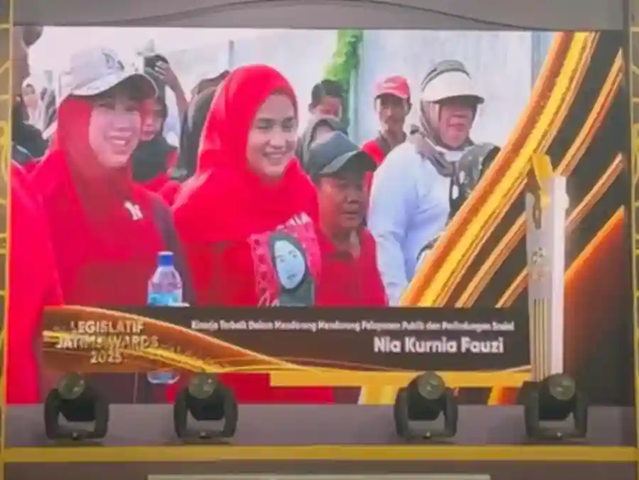 Nia Kurnia Fauzi (dua dari kiri) menerima "Legislatif Jatim Award 2025" yang digagas JTV. (Ist)