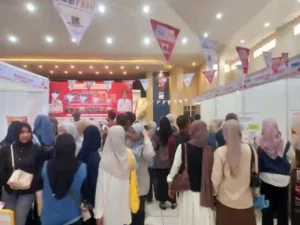 Para pencari kerja mendatangi "Job Fair Sumenep" yang digagas Pemkab Sumenep di Gedung Korpri di Kecamatan Kota, Rabu (17/9). (KM-05)