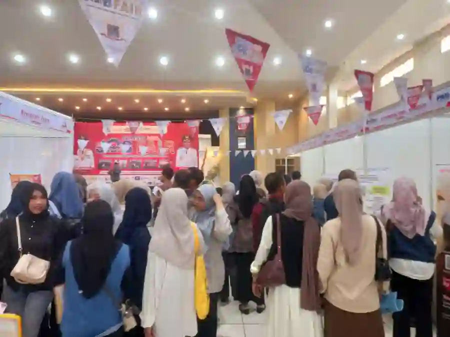 Para pencari kerja mendatangi "Job Fair Sumenep" yang digagas Pemkab Sumenep di Gedung Korpri di Kecamatan Kota, Rabu (17/9). (KM-05)