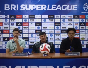 Pelatih Madura United Alfredo Vera (tengah) dalam sesi jumpa pers jelang laga lawan PSBS Biak di Sleman, Rabu (24/09). (Ist)