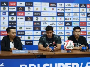 Pelatih Madura United Alfredo Vera (tengah) menargetkan timnya memenangi laga lawan Bhayangkara FC dalam jumpa pers di Pamekasan, Kamis (11/9). (Ist)