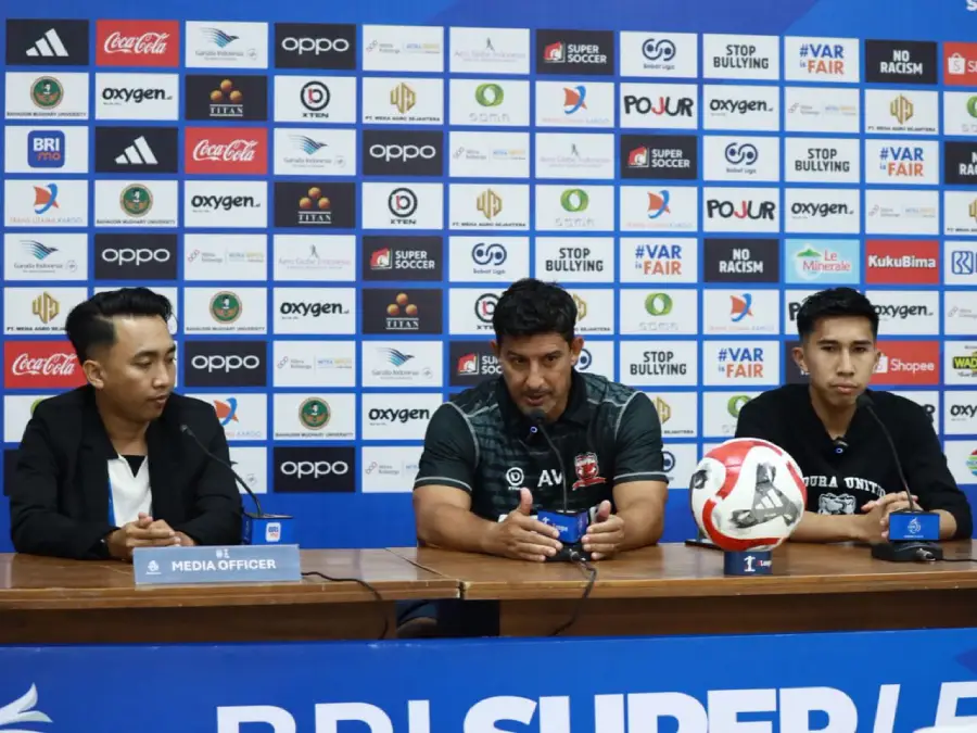Pelatih Madura United Alfredo Vera (tengah) menargetkan timnya memenangi laga lawan Bhayangkara FC dalam jumpa pers di Pamekasan, Kamis (11/9). (Ist)