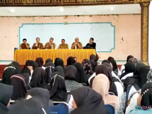 Pertemuan pimpinan Dinas Pendidikan dan BKPSDM Sumenep bersama 476 guru honorer di Kecamatan Kota, beberapa hari lalu. (Ist)