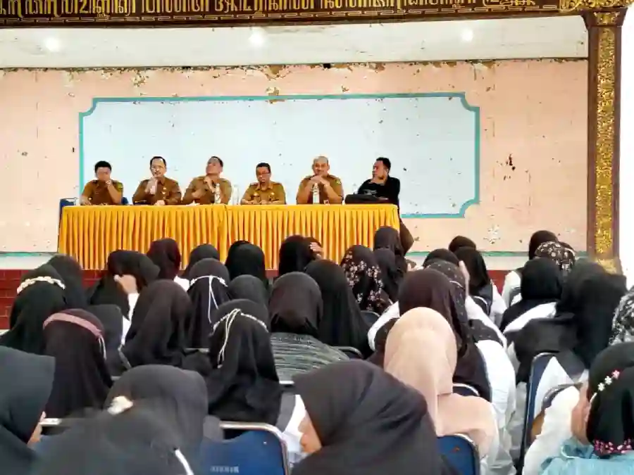 Pertemuan pimpinan Dinas Pendidikan dan BKPSDM Sumenep bersama 476 guru honorer di Kecamatan Kota, beberapa hari lalu. (Ist)