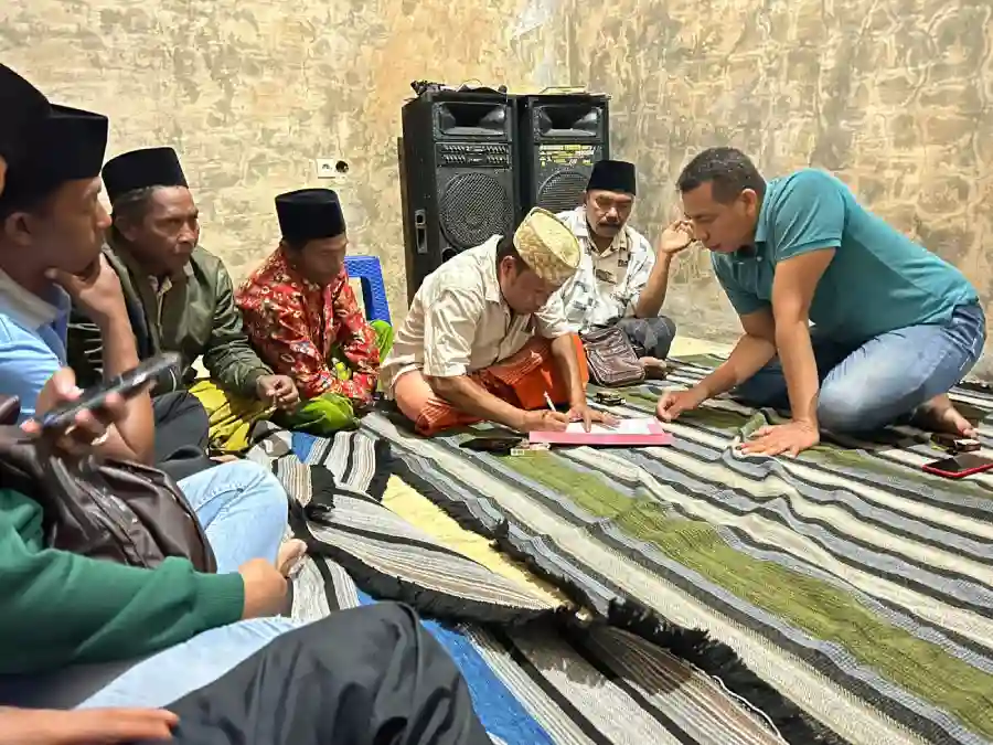 Perwakilan keluarga korban menandatangani surat pernyataan keberatan dilakukan otopsi terhadap korban yang meninggal dunia saat ikut lomba tarik tambang, Selasa (23/09) malam. (Ist)