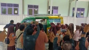 Puluhan pelajar di Lenteng antre mengurus administrasi buku tabungan yang diberikan pengurus JMSI Sumenep setelah mengikuti seminar literasi keuangan, Sabtu (13/9). (Ist)