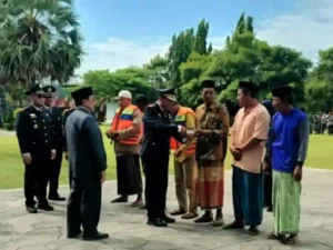 Sejumlah nelayan di Sumenep menerima "life jacket" dan "e-Pas Kecil" dalam peringatan Harhubnas 2025 di halaman kantor bupati setempat, Rabu (17/9). (Ist)