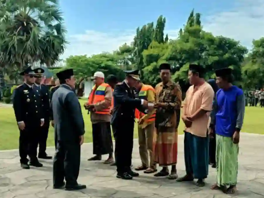Sejumlah nelayan di Sumenep menerima "life jacket" dan "e-Pas Kecil" dalam peringatan Harhubnas 2025 di halaman kantor bupati setempat, Rabu (17/9). (Ist)
