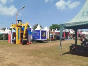 Sejumlah stand masih berdiri di lapangan sepak bola di Stadion A Yani di Kecamatan Kota, Rabu (03/09). (Foto KM-06)
